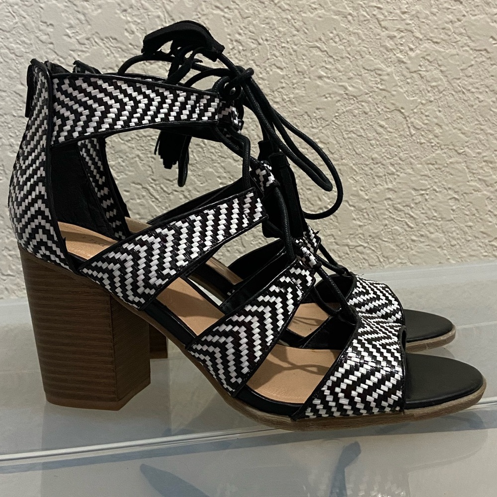 Indigo Rein Black and White Chevron Patterned Heels NWOT